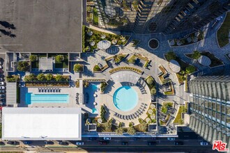 1200 S Figueroa St in Los Angeles, CA - Building Photo - Building Photo