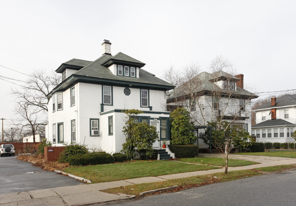 20-22 Bay Shore Ave in Bay Shore, NY - Building Photo