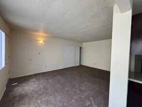 Island Gardens Apartments - Affordable in San Diego, CA - Foto de edificio - Building Photo