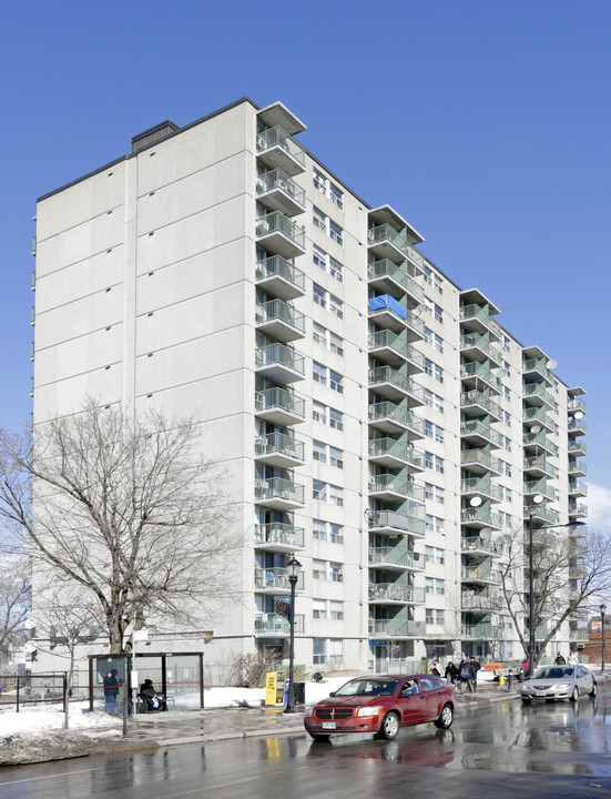 Wellington Manor in Ottawa, ON - Building Photo