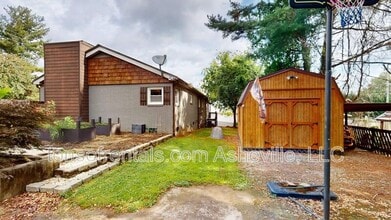 423 Crest Rd in East Flat Rock, NC - Building Photo - Building Photo