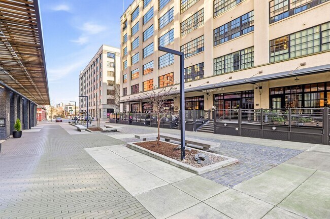 1400 NW Irving St in Portland, OR - Building Photo - Building Photo