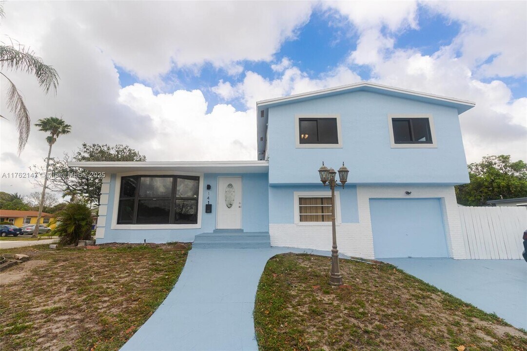 141 NW 76th Ave in Pembroke Pines, FL - Building Photo