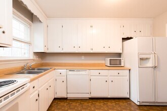 2216 Ashcreek Dr in Richmond, VA - Building Photo - Building Photo