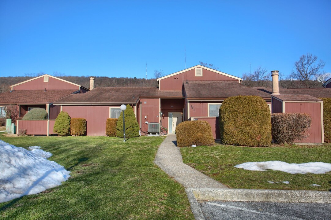 823 Lee Ln in Enola, PA - Foto de edificio