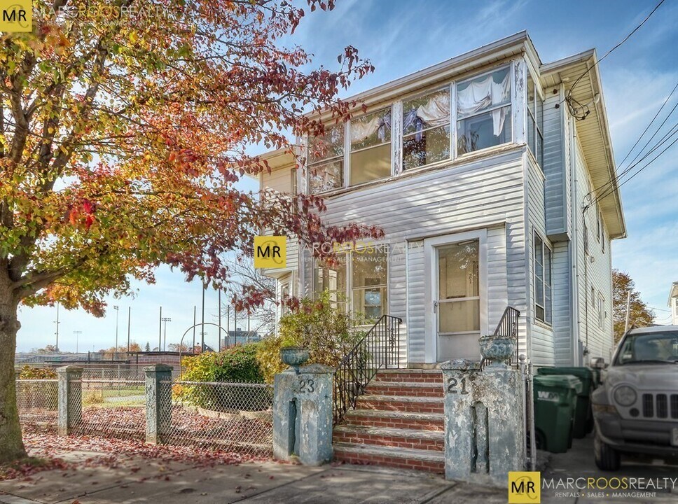 21 Renfrew St in Medford, MA - Building Photo