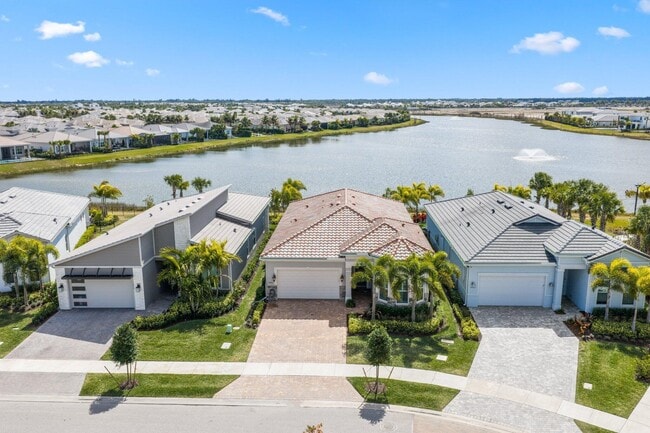 10466 Northbrook Cir in Palm Beach Gardens, FL - Building Photo - Building Photo