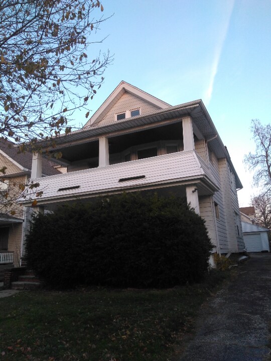 1297 Warren Rd in Lakewood, OH - Building Photo