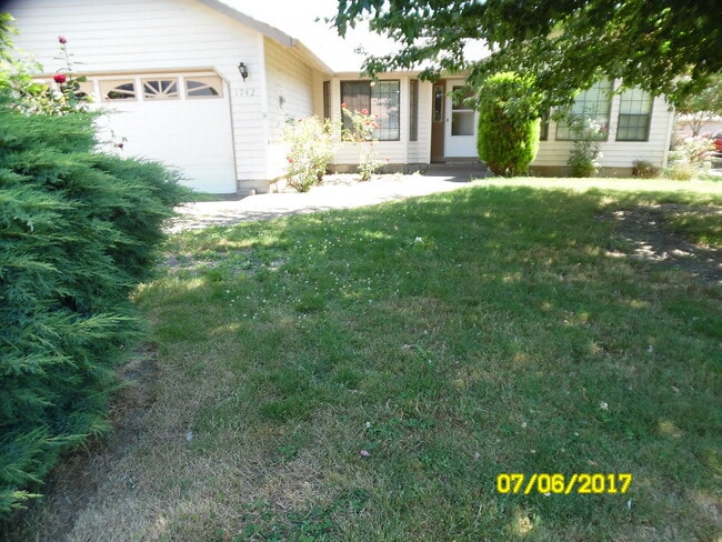 1742 SE Queenborough St in McMinnville, OR - Building Photo - Building Photo