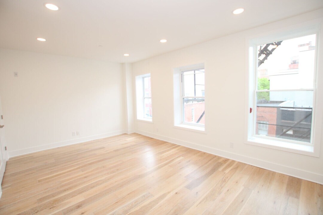 16 N 3rd St in Philadelphia, PA - Building Photo