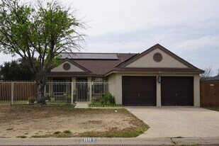 8810 Crossway Dr in Laredo, TX - Building Photo