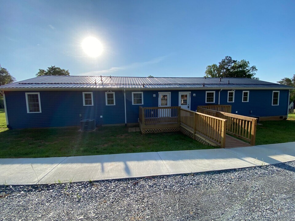 52 Crescent Hill Dr in Evington, VA - Building Photo