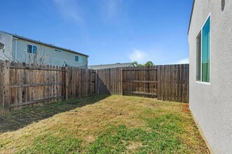 830 Holdenhurst Ln in Patterson, CA - Building Photo - Building Photo