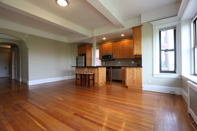 67 Carlton St, Unit 1 in Brookline, MA - Building Photo - Building Photo