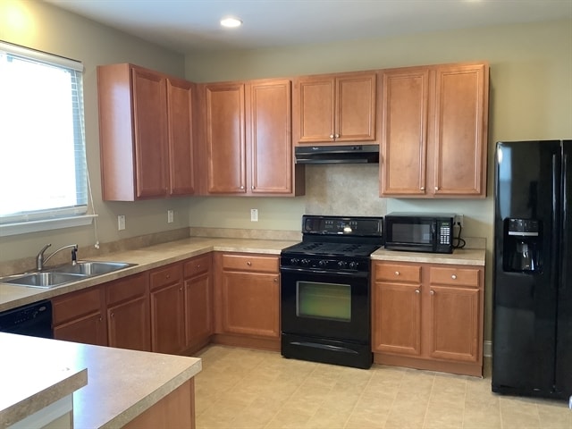 8811 Shadowglen Dr in North Charleston, SC - Foto de edificio - Building Photo