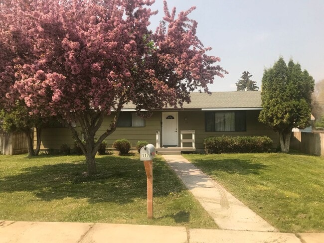 117 N 7th St in Hamilton, MT - Foto de edificio - Building Photo