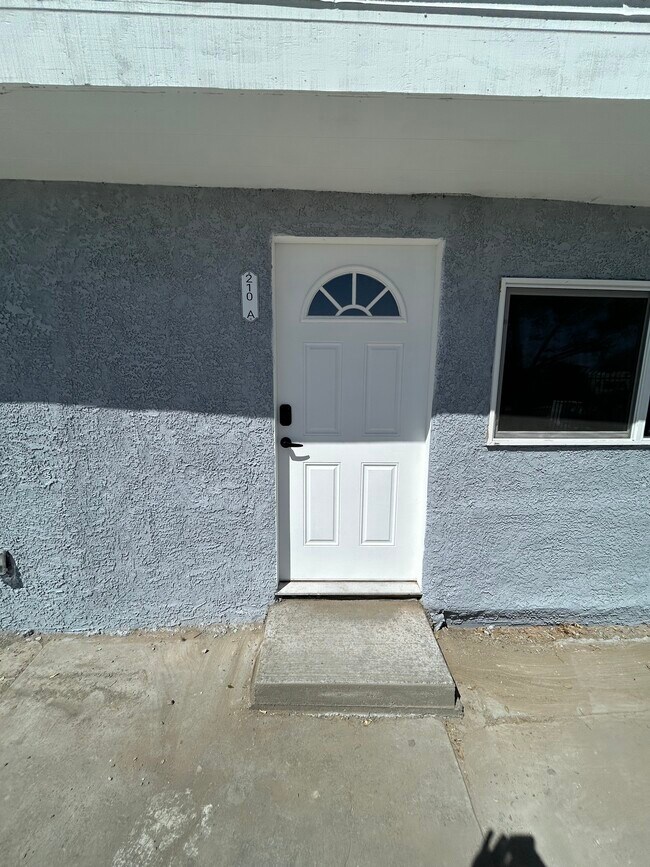 210 W Monroe Ave, Unit A in Las Vegas, NV - Foto de edificio - Building Photo