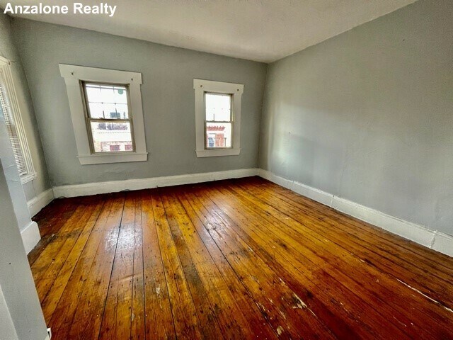 327 Hanover St in Boston, MA - Building Photo