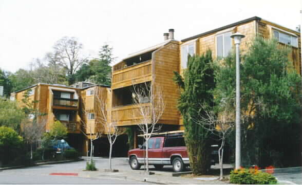 60 Corte Real in Greenbrae, CA - Foto de edificio - Building Photo