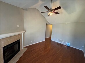 1160 S Jasmine Ln in Fayetteville, AR - Foto de edificio - Building Photo