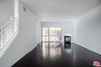 851 N San Vicente Blvd in West Hollywood, CA - Foto de edificio - Building Photo