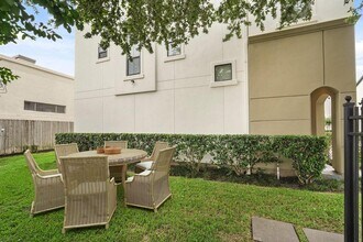 3101 Fairdale Oaks E in Houston, TX - Building Photo - Building Photo