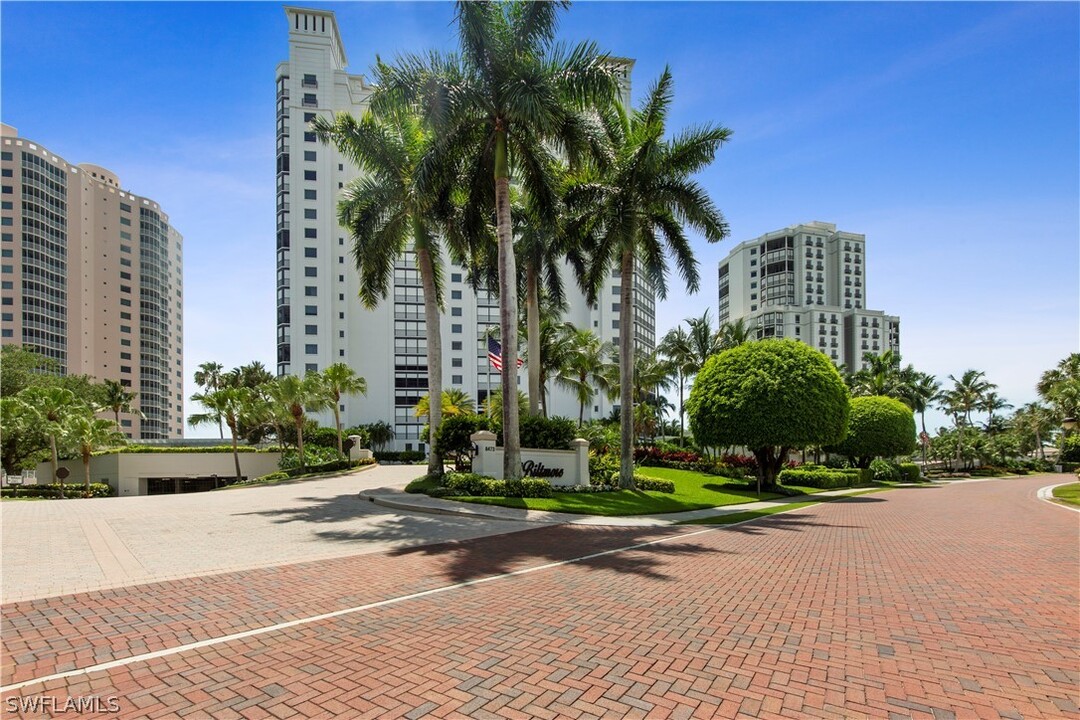 8473 Bay Colony Dr in Naples, FL - Building Photo