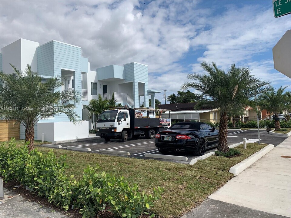 807 E 28th St in Hialeah, FL - Building Photo