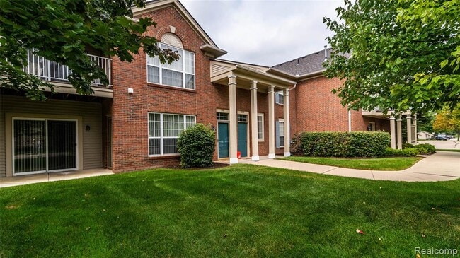 3106 Chesapeake Cir in Commerce Township, MI - Building Photo - Building Photo