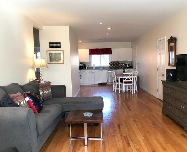 58 Kent St, Unit 2A in Brookline, MA - Building Photo - Building Photo