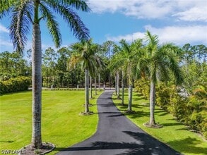 6155 Standing Oaks Ln in Naples, FL - Building Photo - Building Photo