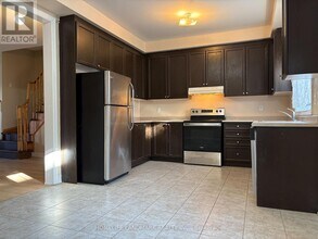 5 Freeland Hollow in Brampton, ON - Building Photo - Building Photo