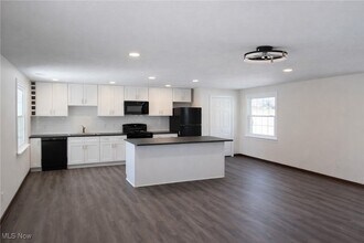 7349 Tippecanoe Rd, Unit B in Canfield, OH - Foto de edificio - Building Photo