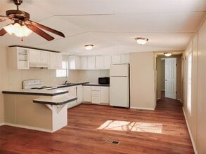 401 S Woodson St in Willis, TX - Building Photo - Building Photo