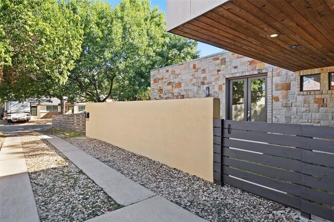 2410 Sharon Ln in Austin, TX - Building Photo - Building Photo