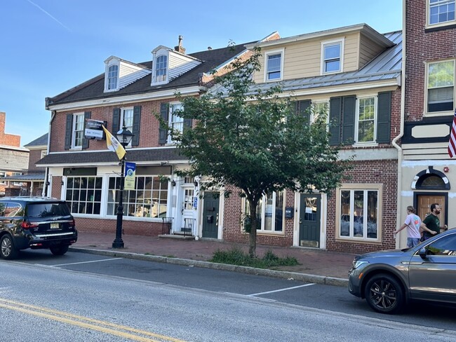 328 High St, Unit 2B in Burlington, NJ - Building Photo - Building Photo