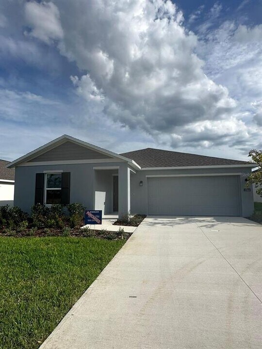 2366 McKinley Dr in Lake Wales, FL - Building Photo