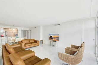 20100 W Country Club Dr in Aventura, FL - Foto de edificio - Building Photo