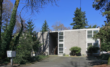 West Bay Apartments in Lake Oswego, OR - Building Photo - Building Photo