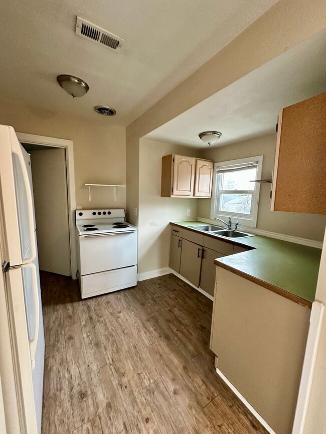 property at 613 W Knox Ave