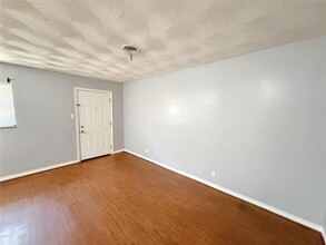 211 Skyway Dr in Euless, TX - Building Photo - Building Photo