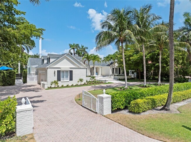 2700 Treasure Ln in Naples, FL - Building Photo - Building Photo
