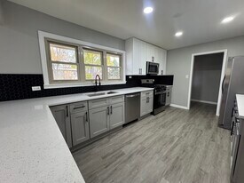 5651 W 97th St in Oak Lawn, IL - Building Photo