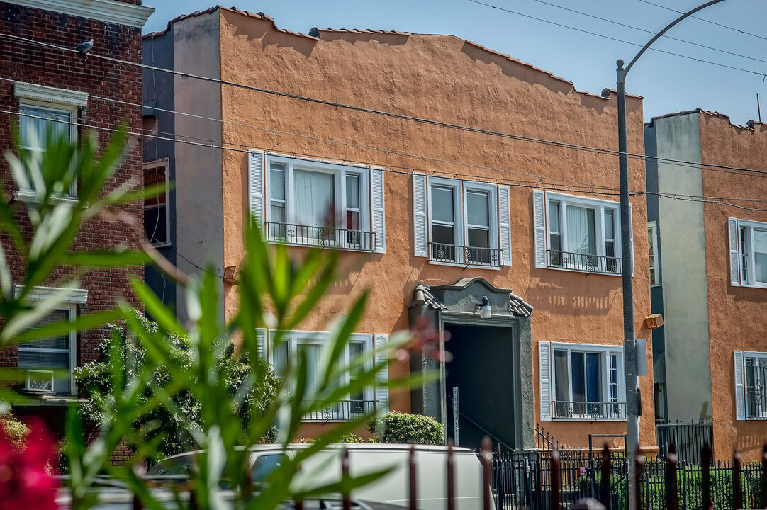 404 N Coronado Street in Los Angeles, CA - Building Photo