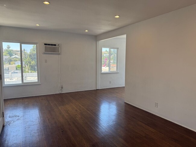 1313 Douglas St in Los Angeles, CA - Building Photo - Building Photo