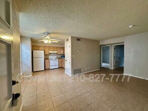 10561 Starcrest Dr in San Antonio, TX - Building Photo - Building Photo