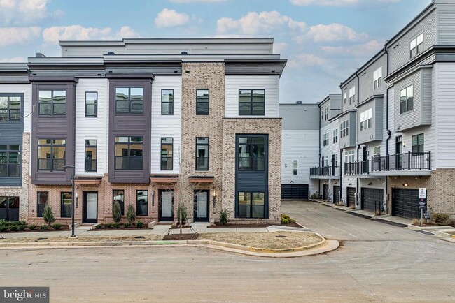 2070 Tysons Ridgeline Rd in Falls Church, VA - Foto de edificio - Building Photo