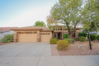2740 S Honeysuckle Ln in Gilbert, AZ - Foto de edificio - Building Photo