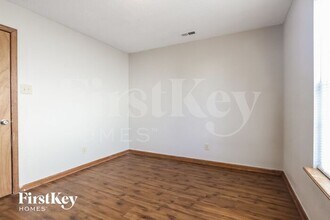 301 Sunbeam Ln in Greenwood, IN - Foto de edificio - Building Photo
