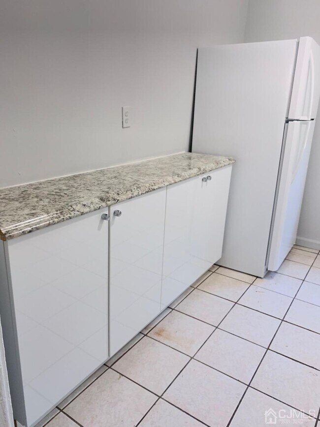 204 Montrose Ave-Unit -D in South Plainfield, NJ - Building Photo - Building Photo